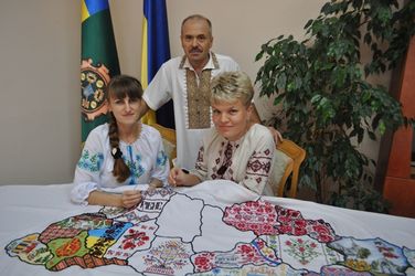 Рівненські казначеї долучилися до вишивання карти-оберега «Вишивана моя Україна»