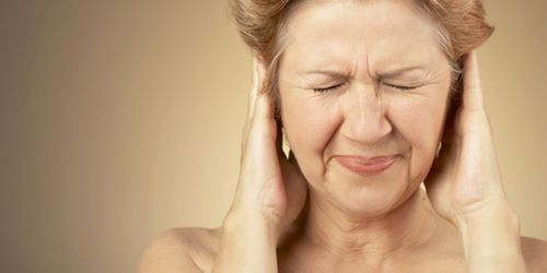 Чому виникає шум у вухах