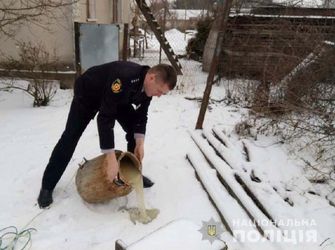 На Рівненщині поліцейські знищили 2000 літрів самогону