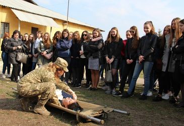 Рівненські військові вчили місцевих школярів тактичній медицині