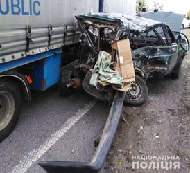 Смертельне зіткнення авто: водій легковика загинув