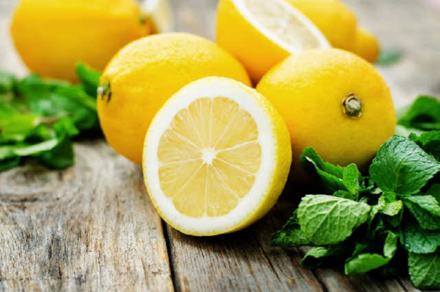 Якими корисними властивостями для шкіри володіє лимон –