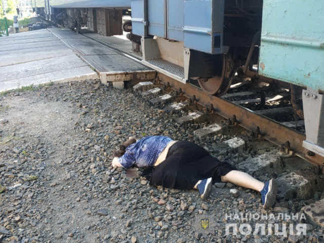 Загинула під потягом: поліцейські встановлюють особу жінки