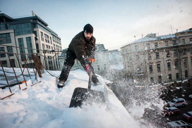 Кардіологи розповіли, чому небезпечно прибирати сніг вручну