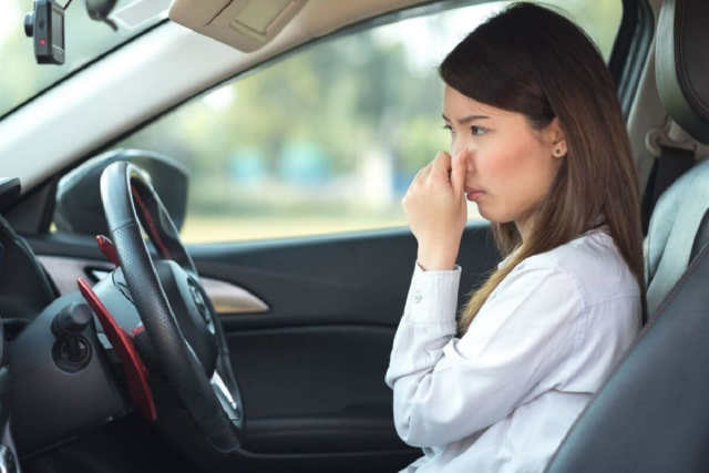 Чому у машині може виникати неприємний запах і як з цим впоратися