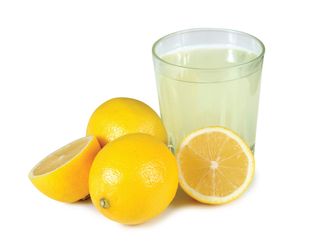 7 причин випити склянку води з лимонним соком.