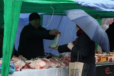 Мешканців Рівненщини просять утриматися від купівлі сумнівної свинини