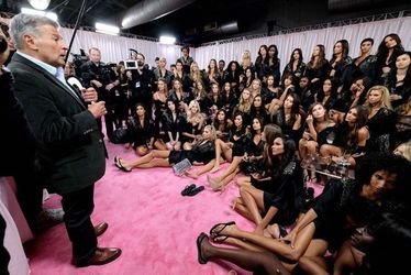 Керівника Victoria’s Secret звинуватили в секс-домаганнях до моделей