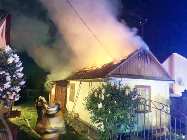 Рівненські рятувальники ліквідували пожежу у будинку