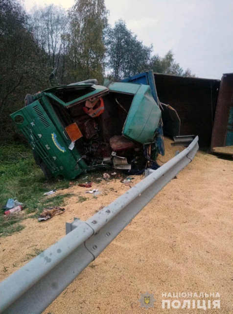 Перекинулась вантажівка із соєю: водій загинув