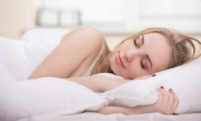 7 важливих переваг сну на лівому боці для здоров’я