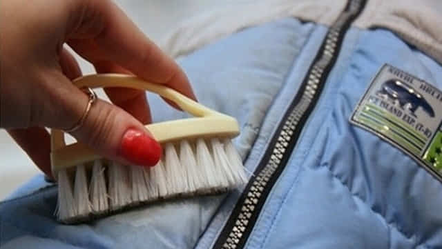 Як очистити засмальцьований комір куртки в домашніх умовах без прання і хімчистки?
