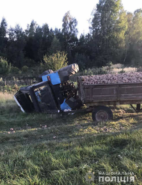 Перекинувся трактор з картоплею: постраждали дві особи