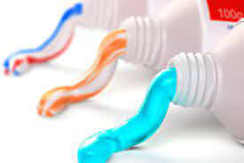 Зубна паста на обличчя: в чому її користь і як її застосовувати?