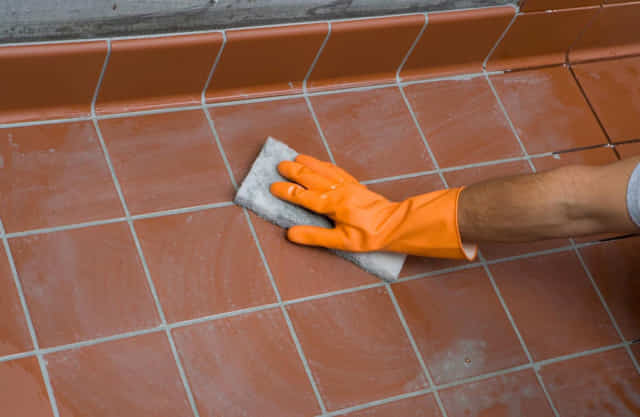 Як захистити шви між плиткою від бруду і пилу: