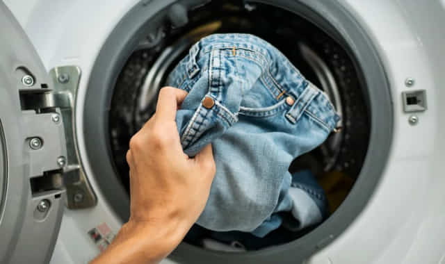Важливі дії перед пранням джинсів, які багато хто забуває зробити