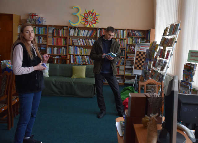 Волонтерка читанню не завада: як в обласній бібліотеці для молоді працюють під час війни