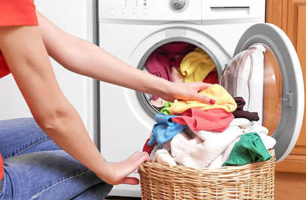 Просте правило від експертів, яке допоможе запобігти вицвітанню одягу при пранні