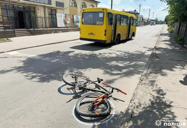 Неповнолітній велосипедист потрапив під колеса маршрутки