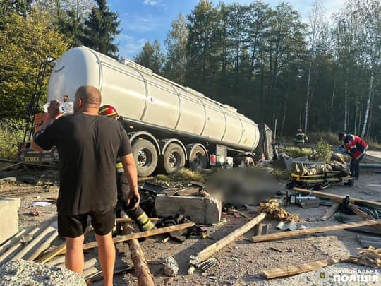 Автоцистерна врізалась у блокпост: один загиблий, двоє травмовані