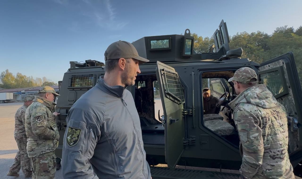 Дрони, РЕБи, броньовик: Володимир Кличко
відвіз допомогу бійцям на Донеччині