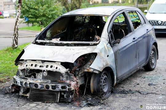 Спалили авто підприємця: зловмисників затримано