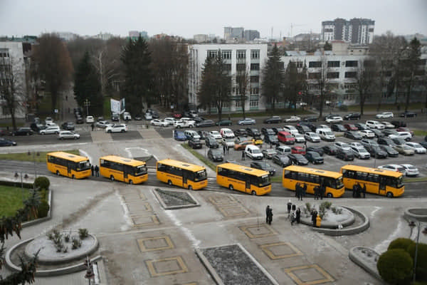 Ще 6 громад Рівненщини отримали шкільні автобуси