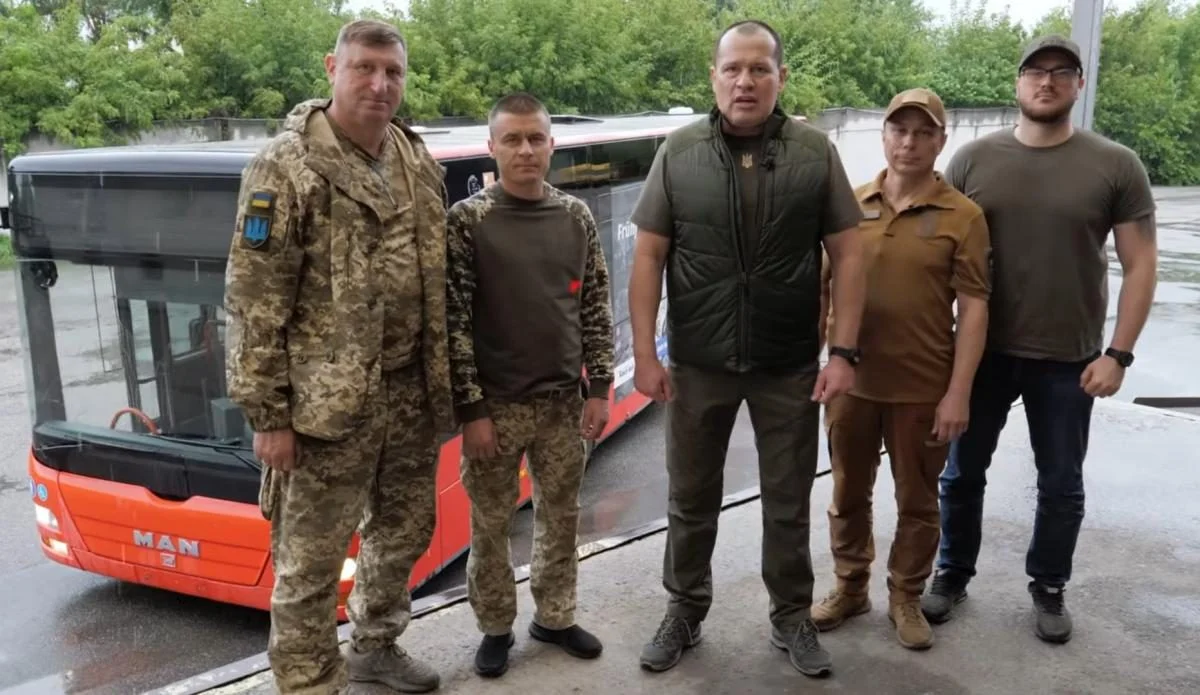 «Українська команда» передала 72-ій бригаді автобус