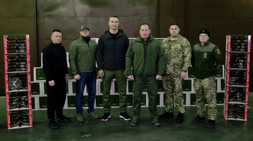 «Українська команда» разом з Володимиром Кличком передала велику партію дронів бійцям 72 бригади під Покровськ