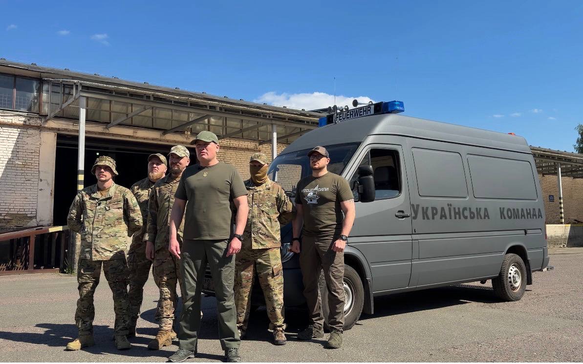 «Українська команда» передала евакомобіль бійцям 21-го полку безпілотних систем на Лиманський напрямок