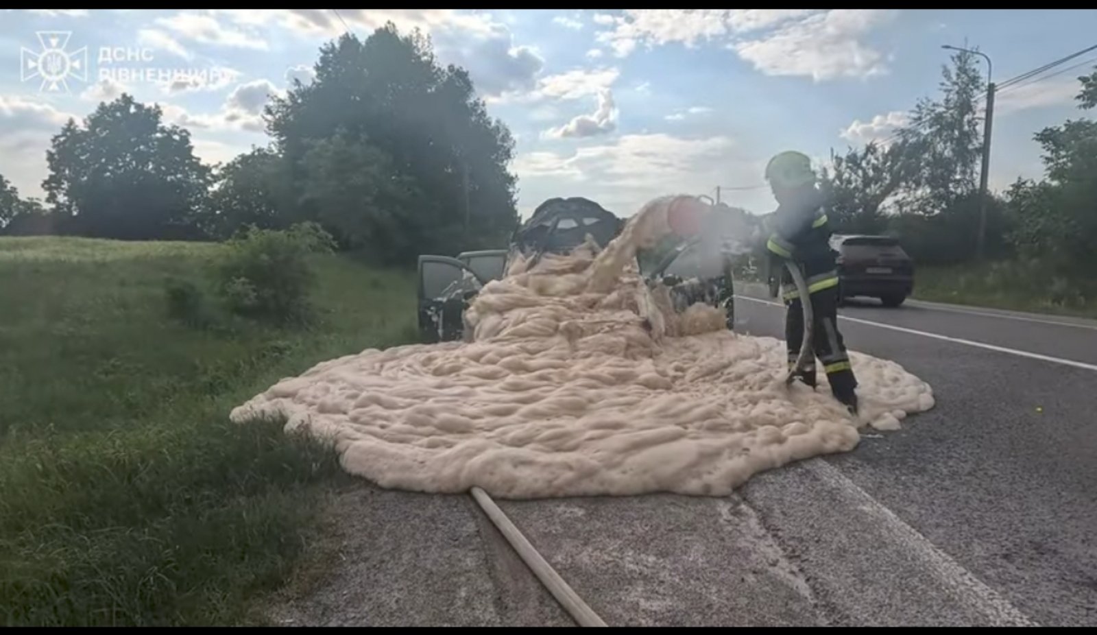 На Рівненщині рятувальники оперативно ліквідували загоряння легкового автомобіля