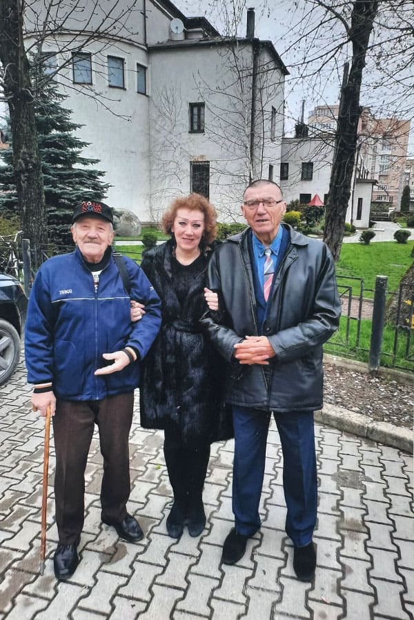 Письменник, який створює свої книги на друкарській машинці…