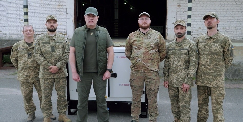 «Українська команда» передала потужну дизельну електростанцію бійцям 72-ї ОМБр